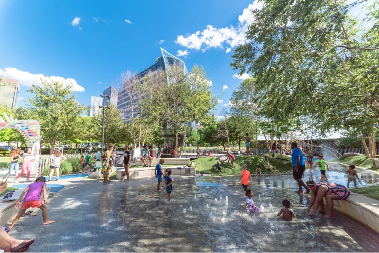 kids playing in fountains during summer in dallas texas